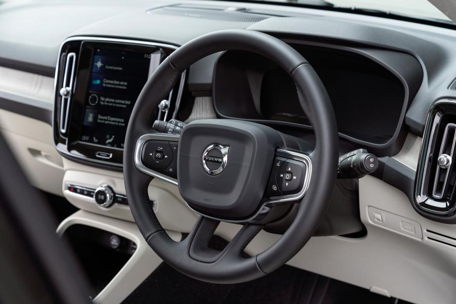 Панель приборов Volvo XC40 D3 Inscription 2018 года  (UK) (фото 31 из 40)